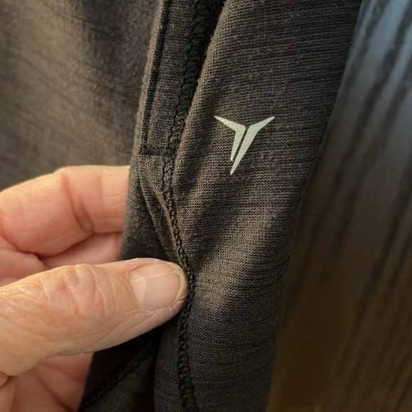 Old Navy Active breath on sleeveless black sports top. Size Large(10-12) - Picture 4 of 8